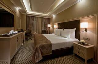 Отель Divan Suites Batumi Батуми Улучшенный номер с кроватью размера «king-size»-1